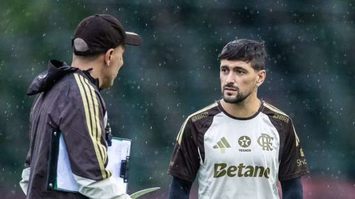 Arrascaeta volta a treinar com bola, mas deve desfalcar o Flamengo na decisão contra o Estudiantes