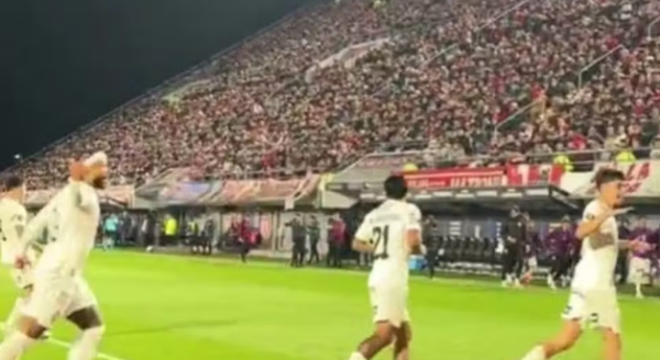 Estudiantes denuncia Memphis à Conmebol e pede suspensão do atacante do Corinthians