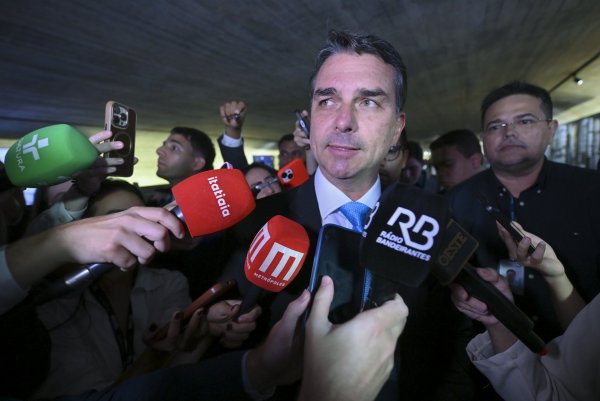 Flávio diz que votará por fim da escala 6x1 no Senado, mas destaca discordâncias com a PEC