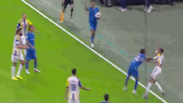 Summerville perde a cabeça, joga adversário para fora do campo e é expulso