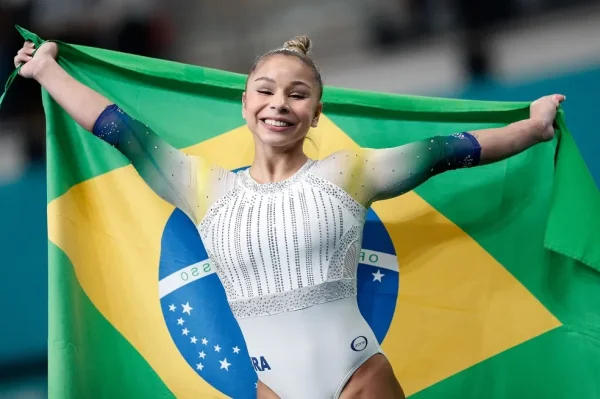 Flávia Saraiva conquista primeiro ouro do Brasil na etapa da Hungria pelo Mundial de Ginástica Artística