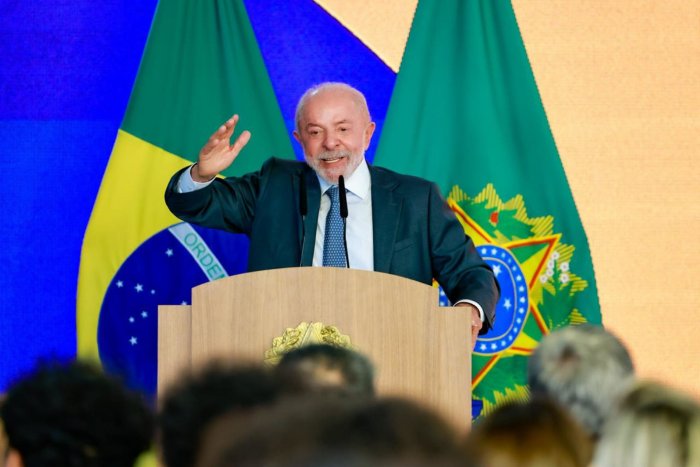 Às vésperas do segundo turno, Lula autoriza bloqueio de sinal de celular em presídios