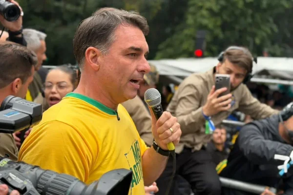 Flávio defende acabar com consórcio Lula-Moraes, durante ato em São Paulo
