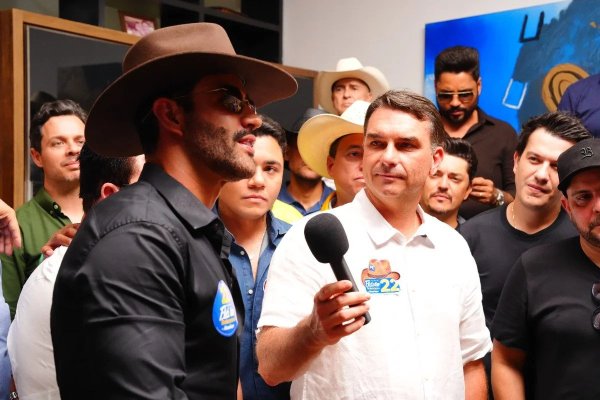 Mais de 30 sertanejos se reuniram com Flávio Bolsonaro em Goiás para apoiar candidatura