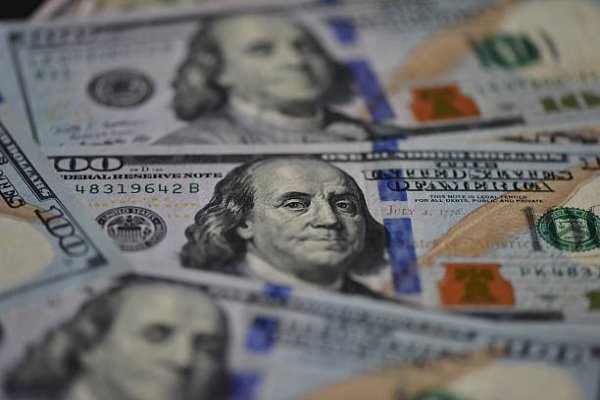 Dólar sobe e Ibovespa recua nesta sexta-feira