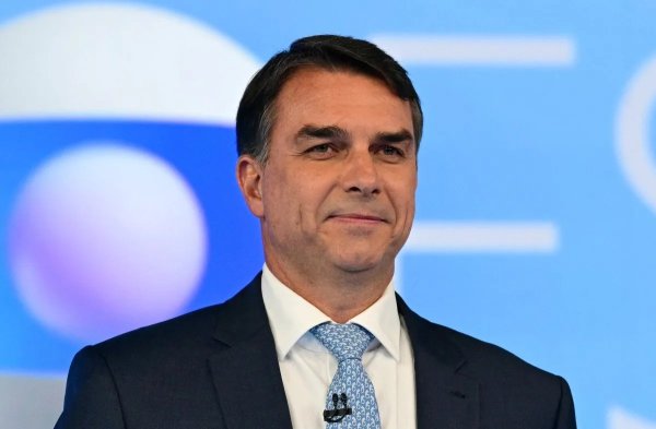 Democratas dos EUA cobram explicações sobre apoio do governo Trump à ida de Flávio Bolsonaro ao país