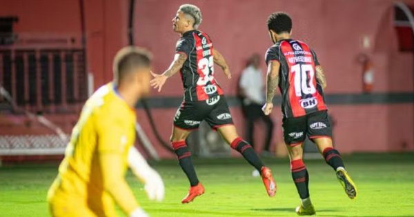 Vitória goleia a Chapecoense no Barradão e respira na luta contra o rebaixamento