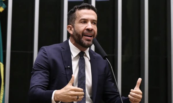 Flávio Bolsonaro move seis ações por danos morais contra André Janones