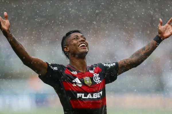 Bruno Henrique decide no fim, Flamengo vence o Corinthians e retoma a liderança do Brasileirão