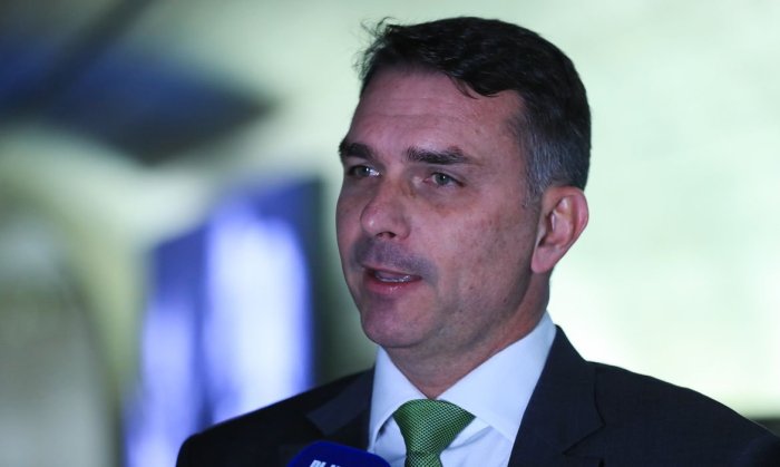 Flávio diz que veto a bets é hipócrita e chama Lula de “pai do tigrinho“