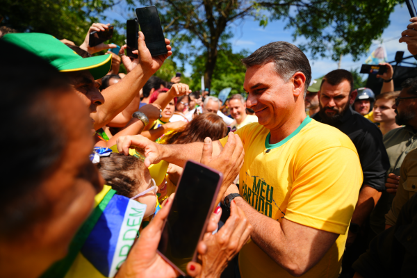 Flávio Bolsonaro defende fim da reeleição e diz que precisa de apenas um mandato