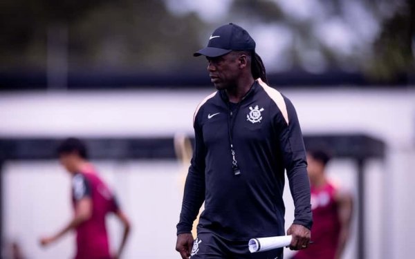 Seedorf não é regularizado a tempo e não comandará o Corinthians contra o Vitória