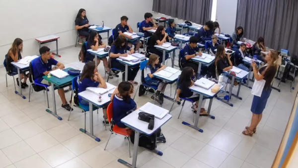 Vídeo mostra professora falando a alunos de 11 anos sobre perseguição a minorias caso Flávio Bolsonaro seja eleito