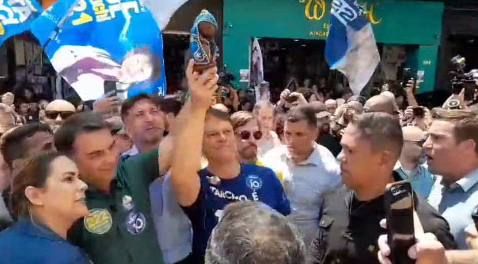 Flávio ergue imagem de Nossa Senhora em ato com Tarcísio, em São Paulo