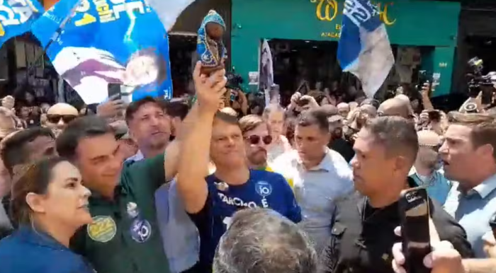 Flávio ergue imagem de Nossa Senhora em ato com Tarcísio, em São Paulo