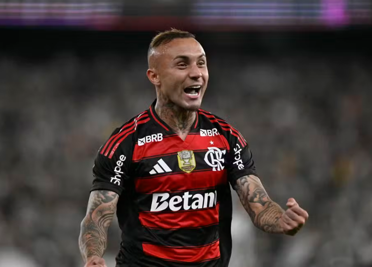 Botafogo avança por Everton Cebolinha após aval do Flamengo