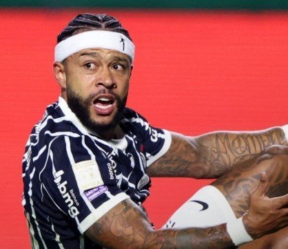 Torcida do Corinthians cobra Memphis Depay após eliminação na Libertadores