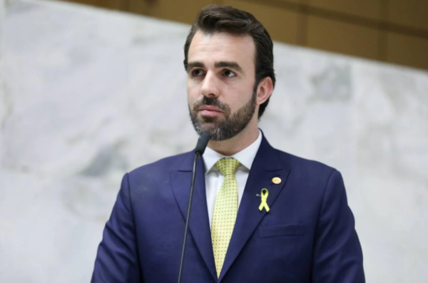 Procuradoria Eleitoral pede retirada de peças de Lucas Bove com imagem de Bolsonaro