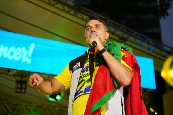 Flávio Bolsonaro desiste de contestar vitória nas urnas, mas mantém ofensiva contra Lula