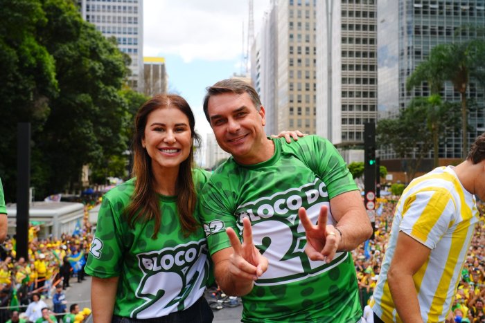 Em carta, Flávio diz que é perseguido pelo Supremo e que levou família para os EUA por segurança