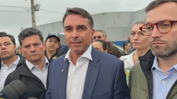 Flávio visita Filipe Martins e critica Alexandre de Moraes