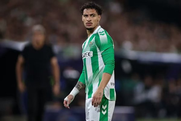 Antony tem casa roubada durante jogo do Betis na Champions League