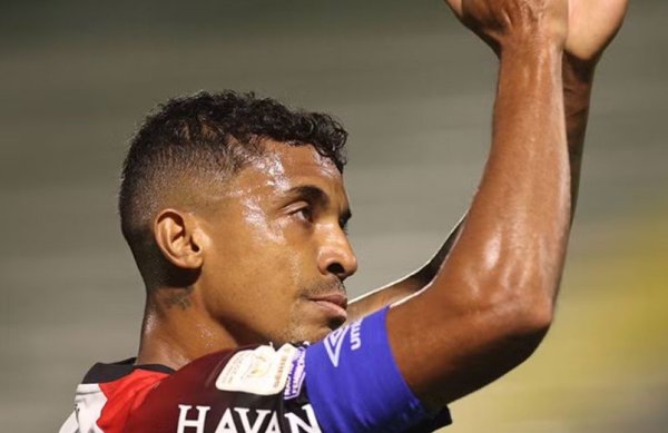 Luiz Gustavo sinaliza permanência no Athletico-PR para 2027 e quer jogar até os 40 anos