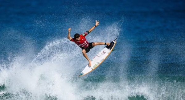 Yago Dora vira bateria com aéreos e avança às oitavas em Trestles
