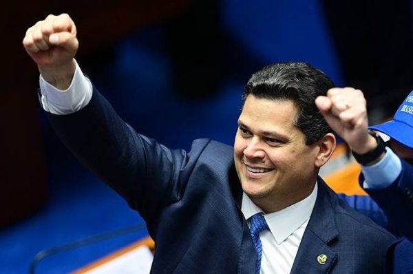 Alcolumbre planeja votar indicação de Pacheco para o TCU nesta semana