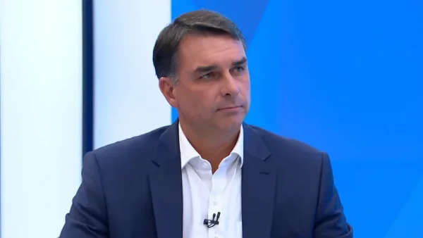 Flávio diz que Lula “parou no tempo” e suas ideias não funcionam mais, durante debate