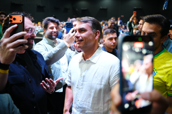 Flávio Bolsonaro tem 51,1% dos votos válidos e Lula, 48,9%, aponta pesquisa Meio/Ideia