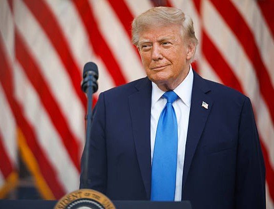 Trump bane CNN, MS NOW e Politico da Casa Branca e ameaça outros veículos