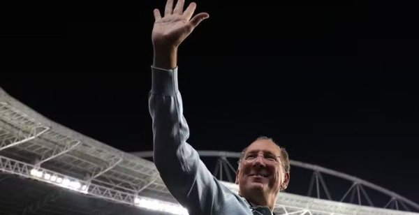 Justiça mantém assembleia do Botafogo e aplica multa a John Textor em disputa pela SAF