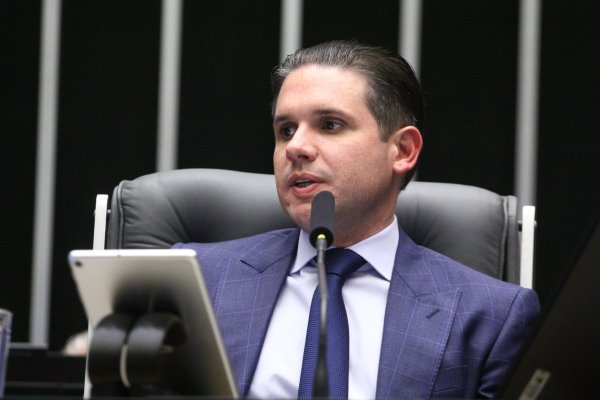 Hugo Motta anuncia fim da escala 6x1 para terceirizados da Câmara a partir da próxima semana