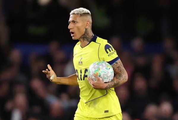 Tottenham recusa primeira proposta do Vasco por Richarlison, mas negociação continua