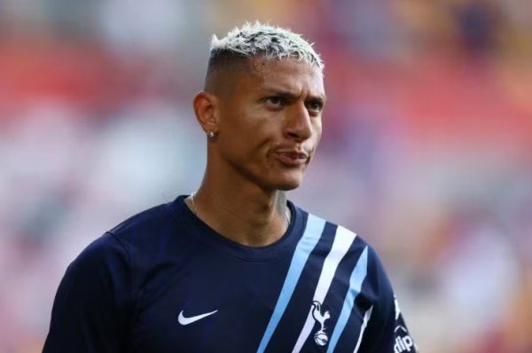 Richarlison aceita proposta do Vasco, mas Tottenham trava empréstimo