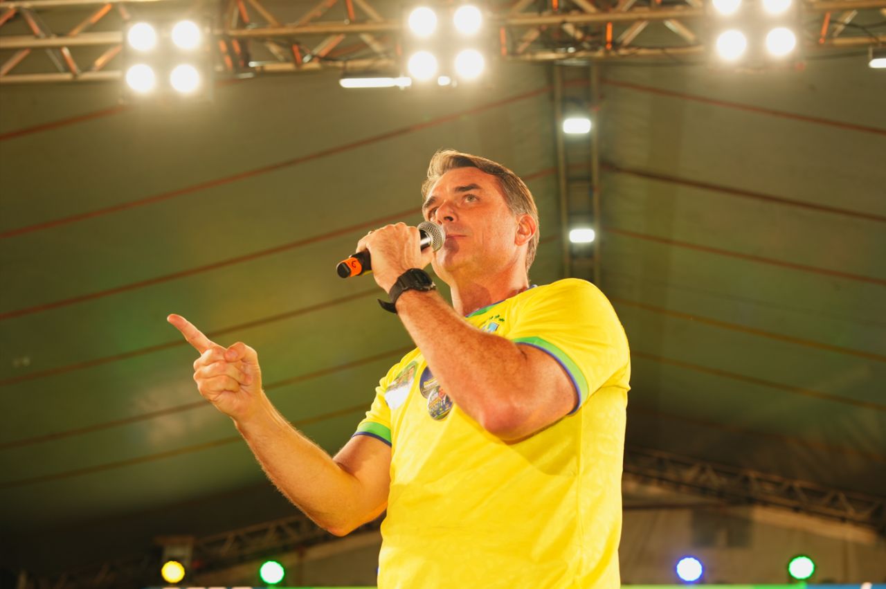 Flávio Bolsonaro pede ao TSE que Lula seja impedido de usar discurso da ONU em campanha