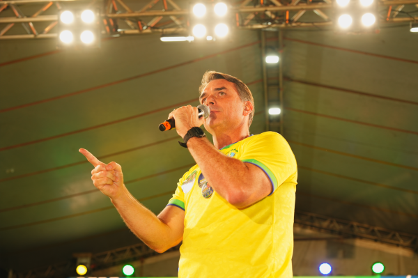 Flávio Bolsonaro pede ao TSE que Lula seja impedido de usar discurso da ONU em campanha