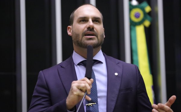 Eduardo Bolsonaro acusa Moraes de tumultuar o país após decisão sobre cumprimento de pena