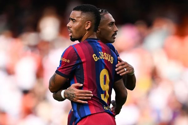 Raphinha e Gabriel Jesus brilham, e Barcelona goleia Racing por 7 a 2