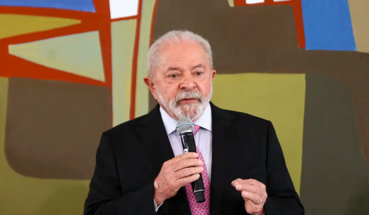 TSE suspende propaganda de Lula que chama Flávio Bolsonaro de "funcionário fantasma"