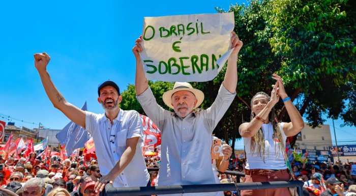 Lula critica bandeira dos EUA em ato político: “Aqui ninguém tasca”
