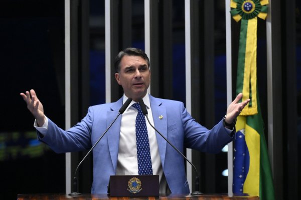 Pesquisa PoderData mostra Flávio à frente de Lula em 2º turno