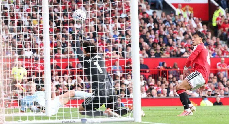 Arbitragem inglesa admite erro em gol de Haaland no clássico de Manchester