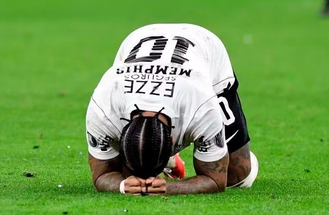 Memphis pede desculpas à torcida do Corinthians após pênalti perdido: “Coração partido”