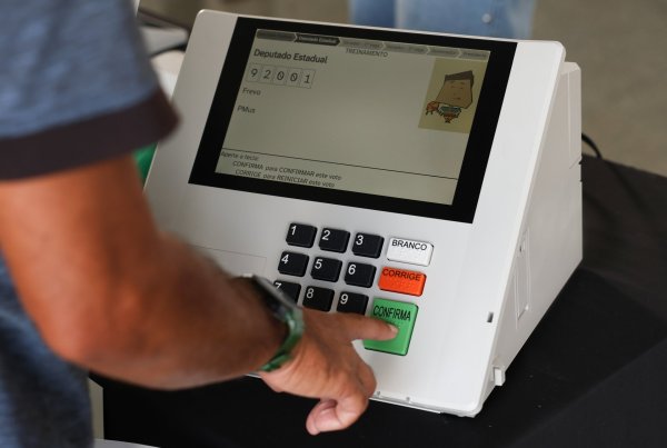 Brasil vai às urnas neste domingo; votação termina às 17h