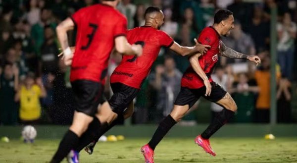 Atlético-GO vence o Goiás no clássico e entra no G-6 da Série B