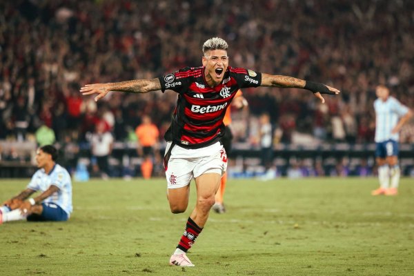 Com gol de pênalti no último lance, Flamengo vence o Atlético Mineiro e retoma liderança do Brasileirão