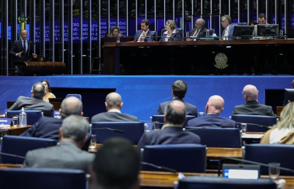 Oposição tenta adiar votação da 6x1 para depois das eleições