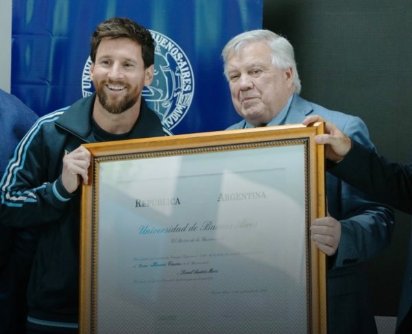 Messi recebe título de Doutor Honoris Causa da Universidade de Buenos Aires